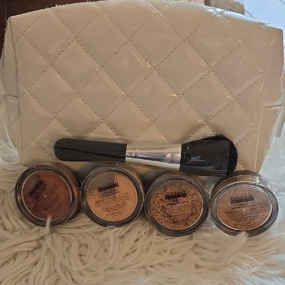 Luxurious Mineral Makeup & Brush NWT - Picture 2 of 6
